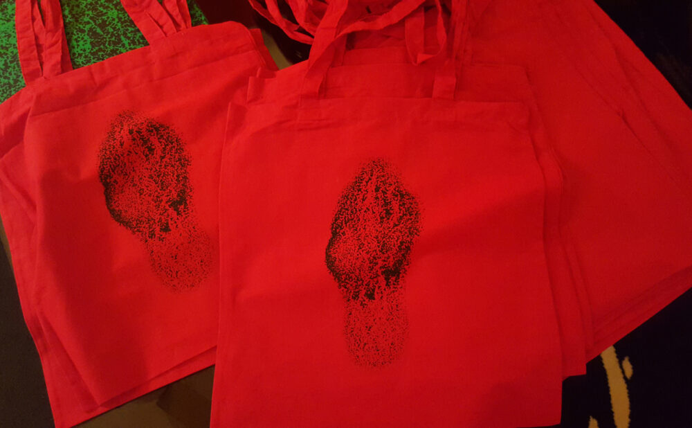 Tote Bags Morchella Conica (Morille) ~ Noir sur rouge rien ne bouge ~ Sérigraphiés à la main ~ Limités à 20ex ~ DERNIER EXEMPLAIRE – Image 2