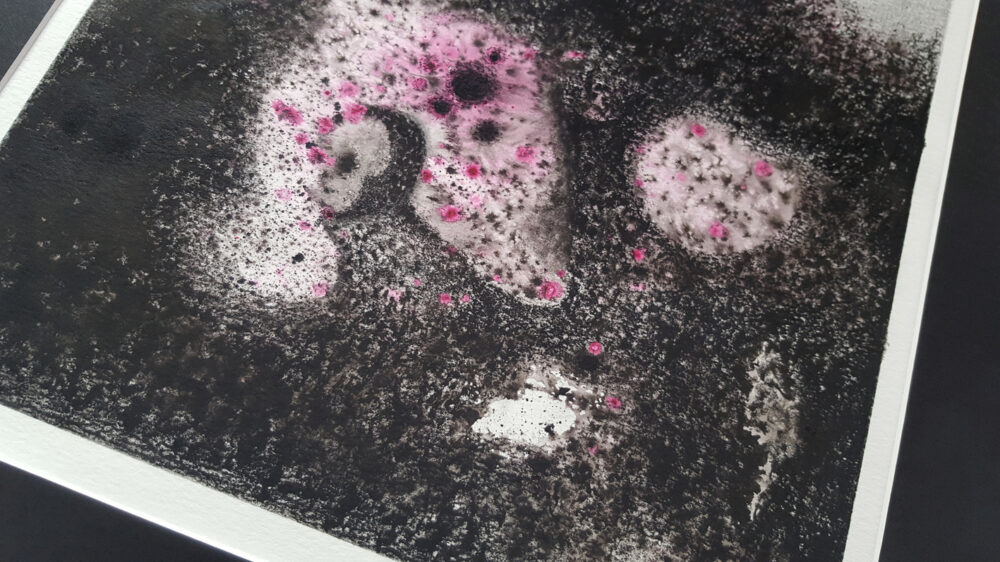 Submission ~ Dessin à l'Acrylique, Encre de Chine, Pierre Noire & Fusain ~ 40×50 Encadré ~ SOLD OUT – Image 7