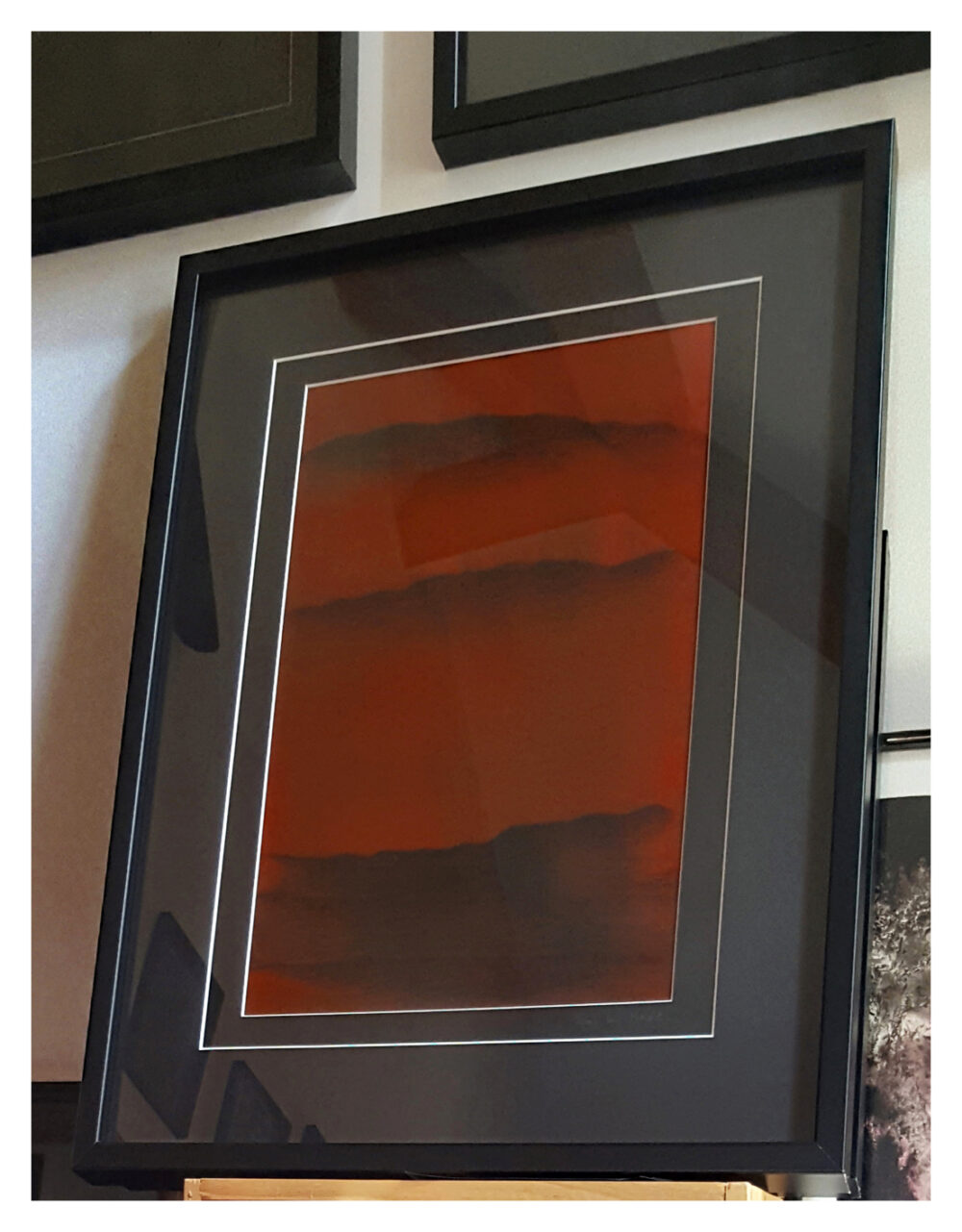 Terre de Feu ~ Dessin Pigments & Pierre Noire sur grammage noir 200g ~ 40x50 Encadré – Image 4