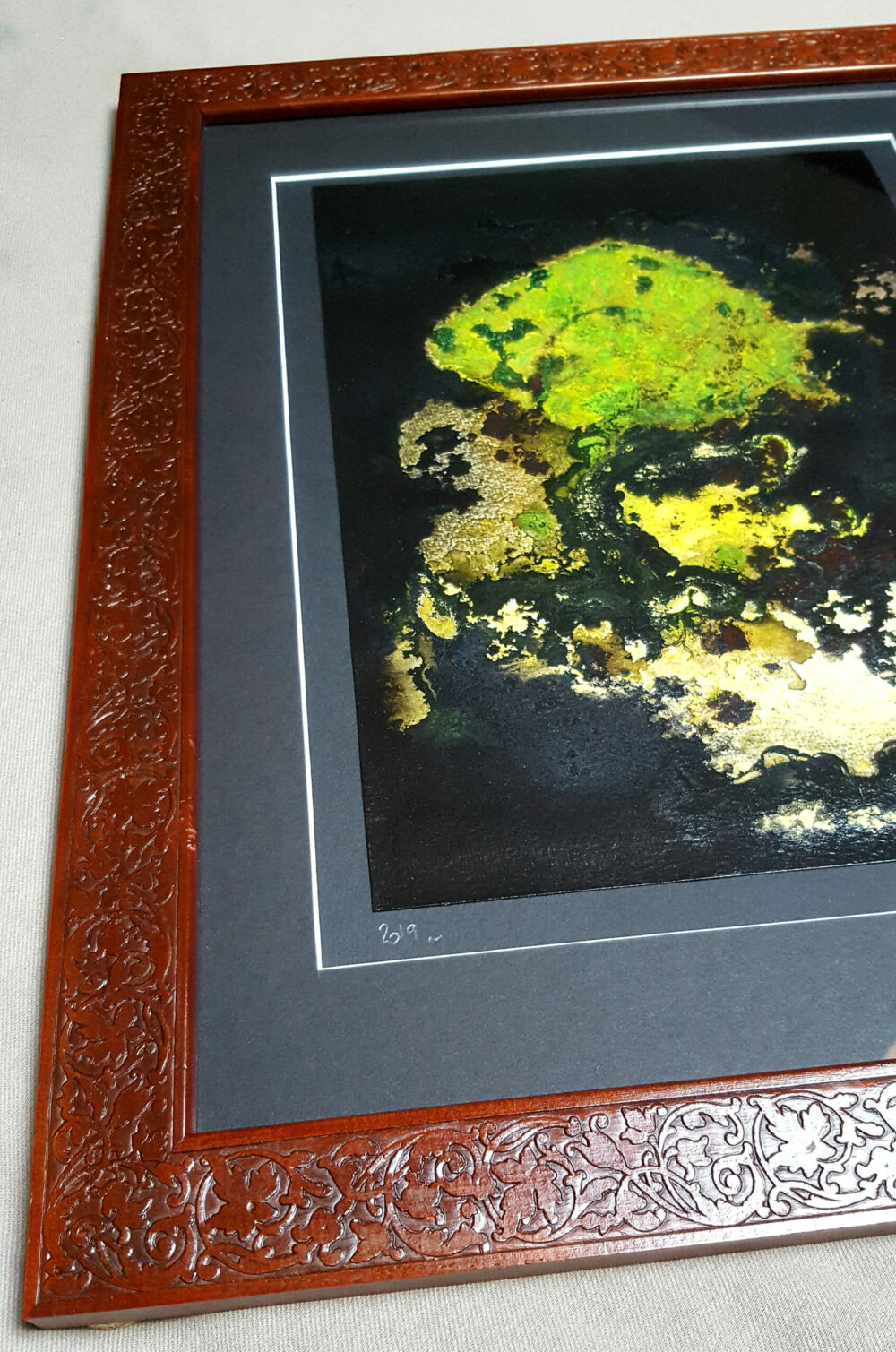 L’Arbre d’Ys ~ Encre de Chine, Acrylique, Pastels ~ Encadré Bois Acajou sculpté 30x40 ~ SOLD OUT – Image 2